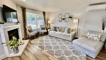 TV connectée, cheminée, livres, espaces bureaux