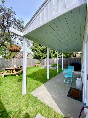 Outdoor dining - Adorable Farm Stay in Ballard! Bunnies, A/C, walkable, near beach & attractions (Seattle)