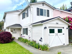 Exterior - Adorable Farm Stay in Ballard! Bunnies, A/C, walkable, near beach & attractions (Seattle)