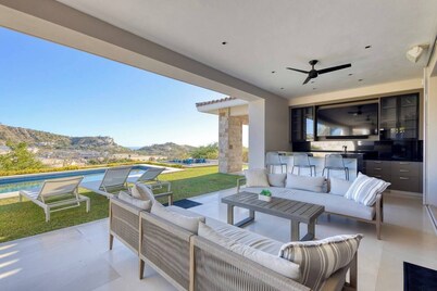 Luxe Kid Friendly Villa w/Pool, Housekeeping & Golf Cart. Access to Dunes Club.