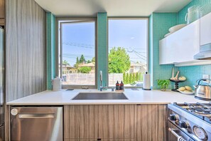 Fridge, microwave, stovetop, dishwasher - Canal & Mtn Views: Pet-Friendly Seattle Retreat (Seattle)