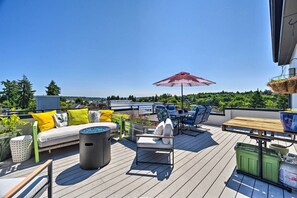 Outdoor dining - Canal & Mtn Views: Pet-Friendly Seattle Retreat (Seattle)