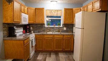 Réfrigérateur, four à micro-ondes, un four, surface de cuisson