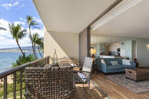 Outdoor dining - Oceanfront 3rd-Floor Condo – Lanai, A/C, Full Kitchen & Beach Views (Kihei)