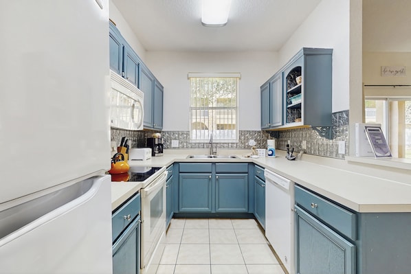 Kühlschrank, Mikrowelle, Ofen, Herdplatte