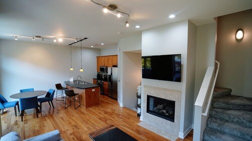 Modern 2 bedroom Townhouse, steps to the Old Market.  Ideal Location
