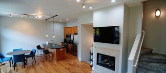 Modern 2 bedroom Townhouse, Great for CWS. Ideal Location