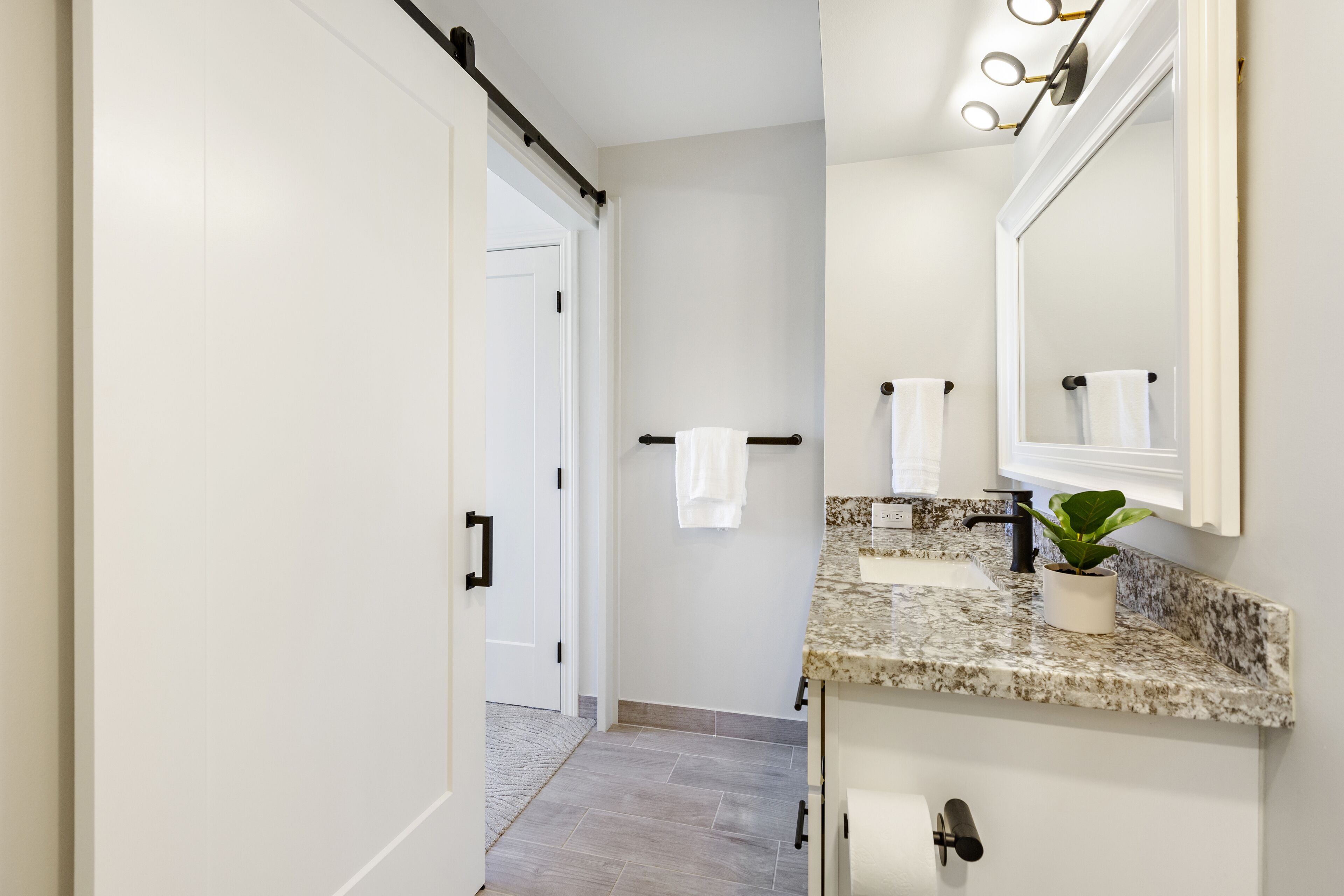 Combined shower/tub, hair dryer, towels, shampoo