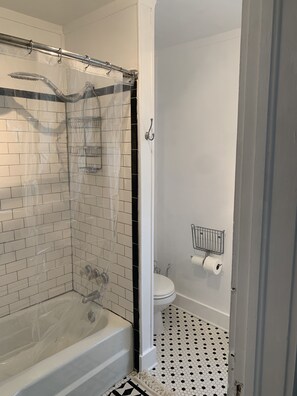 Duschwanne, Haartrockner, Handtücher, Seife