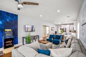TV, video games, table football - Intergalactic Abode @EADO - 5 km from FIFA Fest (Houston)