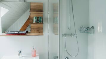 Douche, sĂšche-cheveux, serviettes fournies, savon