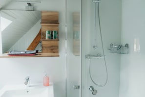 Shower, hair dryer, towels, soap - Lovingly guest apartments Alpirsbach - Apartment 3 (Alpirsbach)