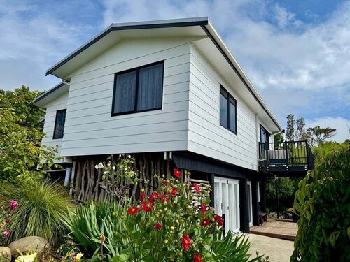 Comfy Raglan Base — Walk to Beach & Village - Roberts St - Family home (Upstairs)