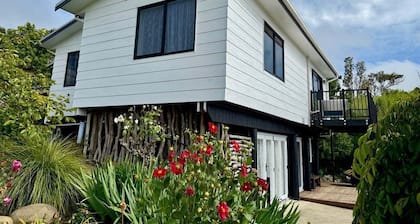 Comfy Raglan Base — Walk to Beach & Village - Roberts St - Family home (Upstairs)