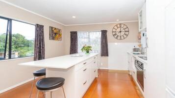 ثلاجة، ميكروويف، فرن، موقد طهي مسطح