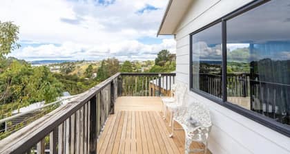 Laid-Back Raglan Living – Upstairs Family Home Near Surf & Shops