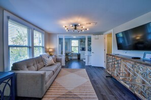 Smart TV, fireplace, DVD player, books - Oak - Walk to the Stadium!  Backyard with firepit & grill (Tuscaloosa)