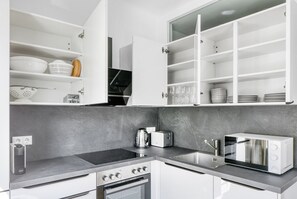 Kühlschrank, Mikrowelle, Ofen, Herdplatte