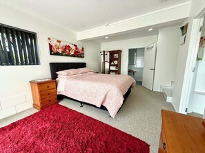 2 bedrooms, iron/ironing board, free WiFi, bed sheets - Cosy Raglan Studio — Walk to Beach & Village - Roberts St - (Downstairs) (Raglan)