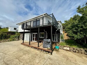 Exterior - Cosy Raglan Studio — Walk to Beach & Village - Roberts St - (Downstairs) (Raglan)