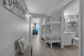 1 dormitorio, tabla de planchar con plancha, wifi y ropa de cama