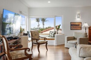 Smart TV, lettore DVD, libri, videoteca