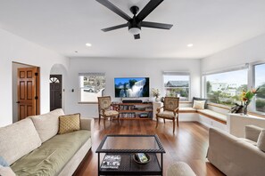 Smart TV, DVD player, books, video library - Spanish Dream Home - New Construction (San Diego)