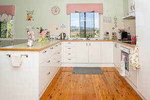 Kjøleskap, mikrobølgeovn, ovn og kaffetrakter/tekoker