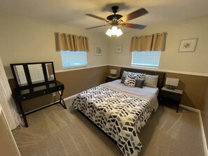 2 bedrooms, desk, iron/ironing board, free WiFi - Beachvibes (Largo)