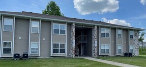Exterior - The Delores - Entire 2 Bedroom Apt in Quilt Town, USA (Hamilton)