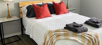 The Delores - Entire 2 Bedroom Apt in Quilt Town, USA