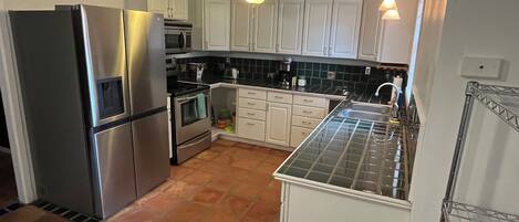 Refrigerador, microondas, horno, placa de cocina