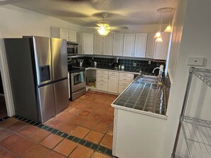 Kylskåp, mikrovågsugn, ugn och spishäll