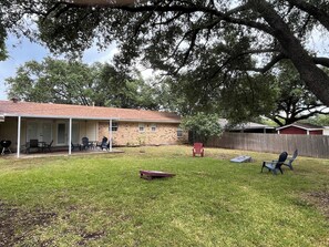 Terrace/patio - The Ranger House, 5 minutes to TAMU campus, quiet street, large fenced backyard (Bryan)