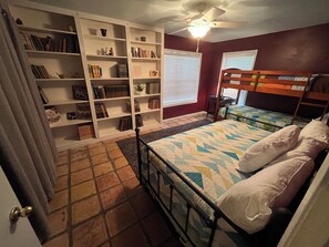 4 bedrooms, iron/ironing board, free WiFi, bed sheets - The Ranger House, 5 minutes to TAMU campus, quiet street, large fenced backyard (Bryan)
