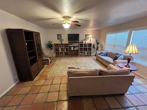 Smart TV, books - The Ranger House, 5 minutes to TAMU campus, quiet street, large fenced backyard (Bryan)