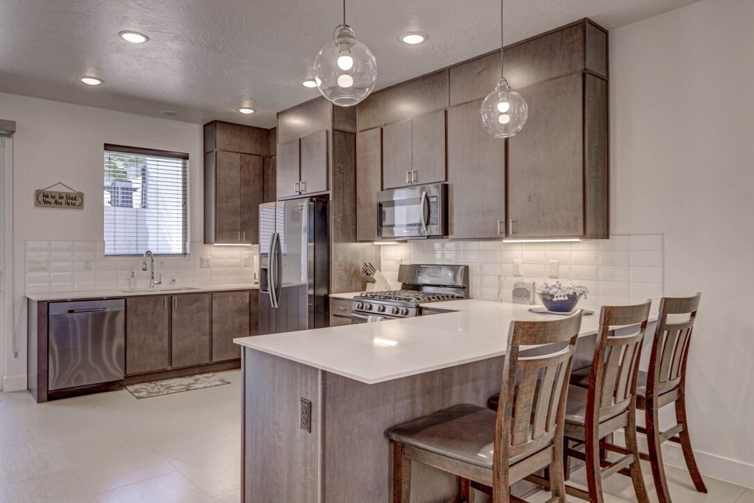 Réfrigérateur, four à micro-ondes, un four, surface de cuisson