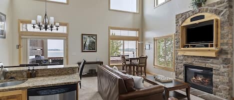 Smart TV, caminetto, tavolo da calcetto