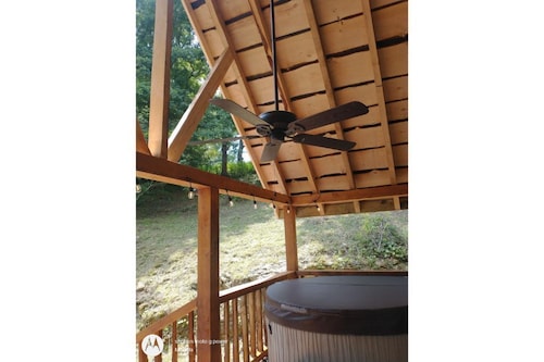 Sawmill Retreat located near Summersville Lake/ Gauley River with hot tub