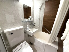 Combined shower/tub, free toiletries, hair dryer, slippers - APA Hotel Keikyu Kamata-Ekimae Nishi (Tokyo)