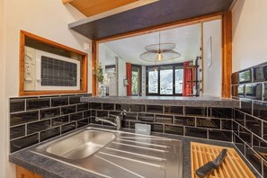 Een koelkast, een oven, een kookplaat, een vaatwasser