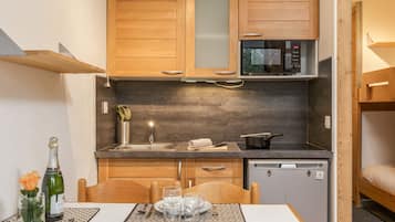 Fridge, microwave, stovetop, coffee/tea maker