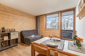 Living and dining room - Cham Sud Grepon102 Mountain-View Balcony for 4, Chamonix, France (Chamonix)