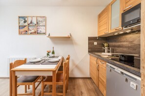 Fridge, microwave, stovetop, coffee/tea maker - Chamonix Sud - Grepon 102, Chamonix, France (Chamonix)