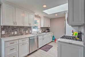 Geladeira, micro-ondas, cooktop, lava-louças