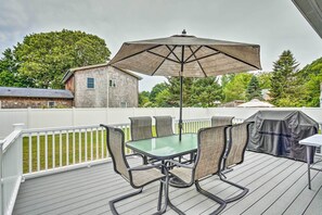Outdoor dining - Narragansett Escape by Narrow River & Beaches (Narragansett)
