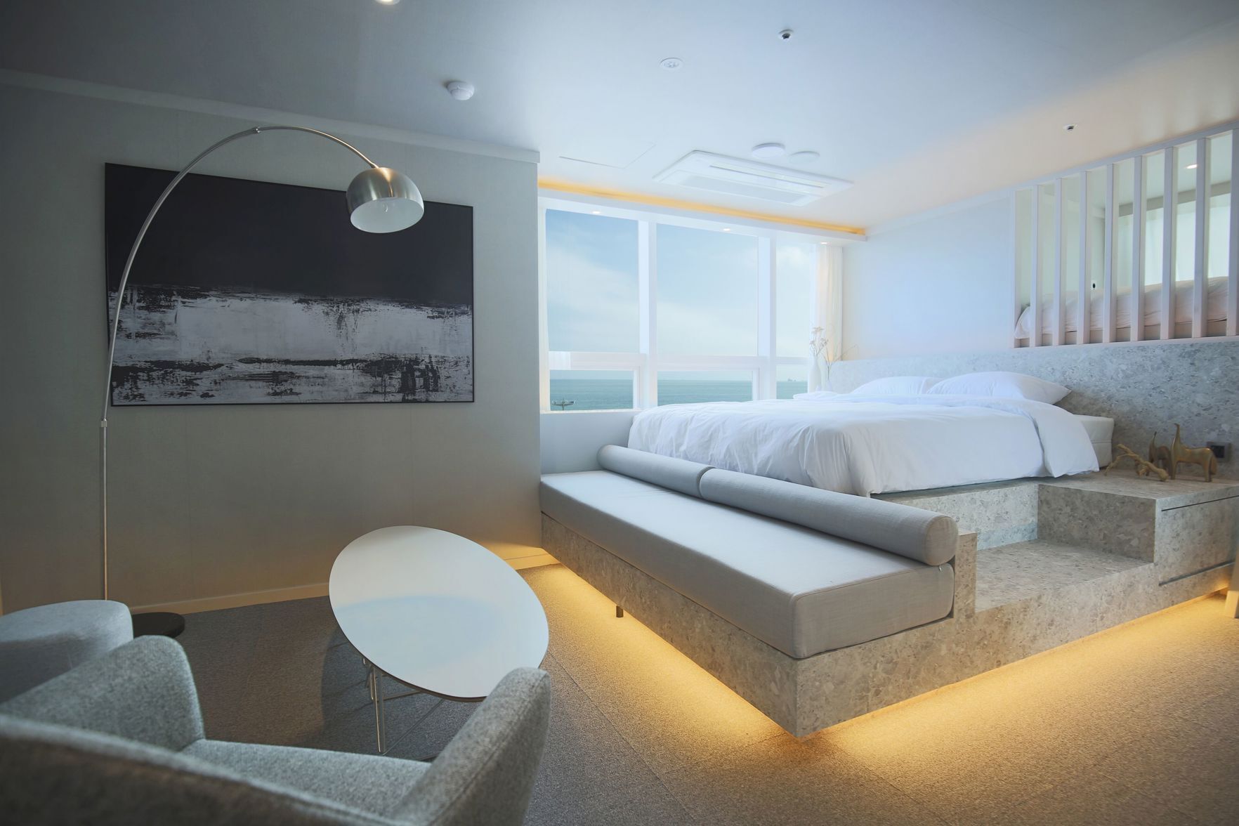 Tabla de planchar con plancha, wifi gratis y ropa de cama 