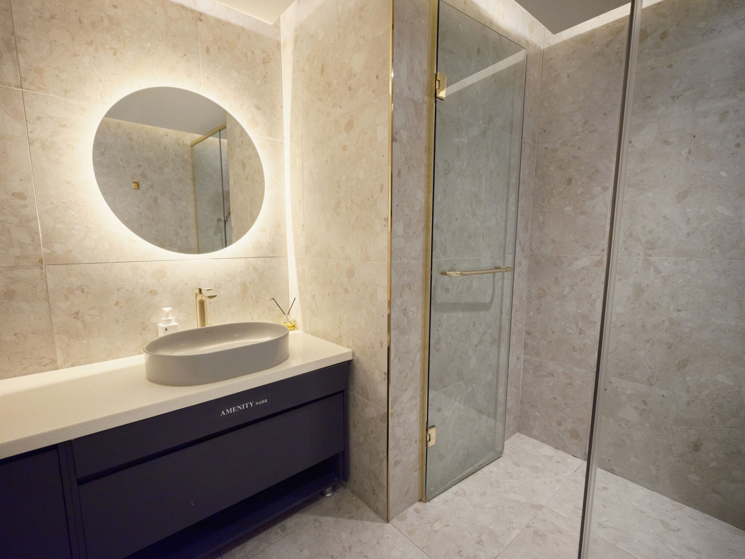 [Main] Ocean Family Suite (Randomly selected) | Baño | Ducha y cabezal de ducha tipo lluvia