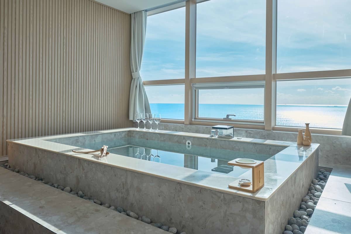 Habitación familiar, vistas al mar (Private Spa, Randomly selected) | Tabla de planchar con plancha, wifi gratis, ropa de cama