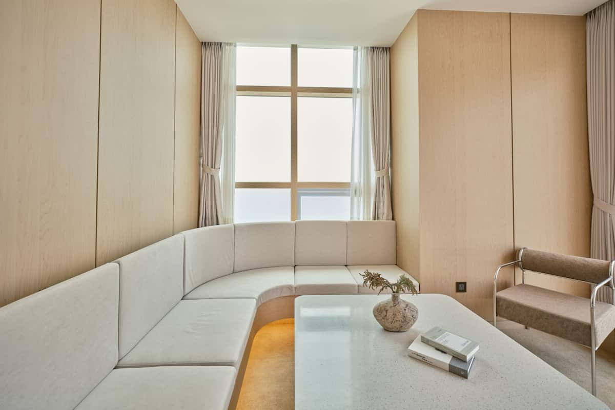 Tabla de planchar con plancha, wifi gratis y ropa de cama